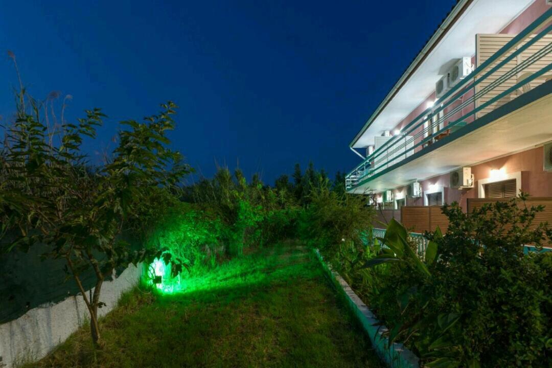 אליקס Eleni Studios & Apartments מראה חיצוני תמונה