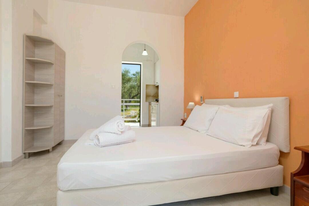 אליקס Eleni Studios & Apartments מראה חיצוני תמונה